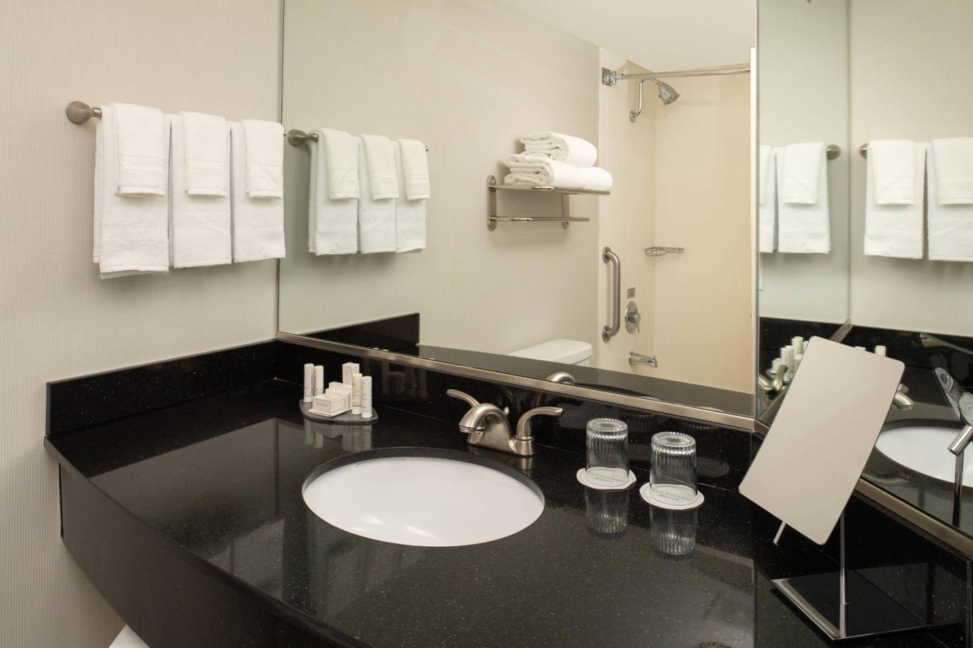 Courtyard By Marriott Portland Airport Hotel Kültér fotó